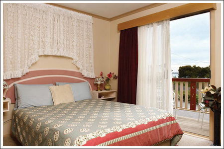 Amos House  & Swansea  Villas - St Kilda Accommodation 2