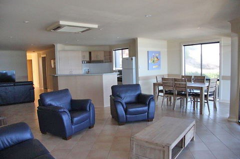 Cliff House Beachfront Villas - St Kilda Accommodation 4