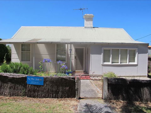 Holly's Holiday Home - St Kilda Accommodation 0