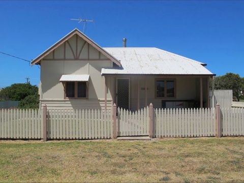 Ellison's Holiday Home - St Kilda Accommodation 0