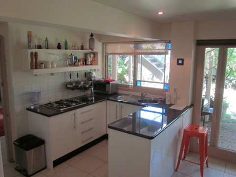 Bangalow Studio Apartment - St Kilda Accommodation 2