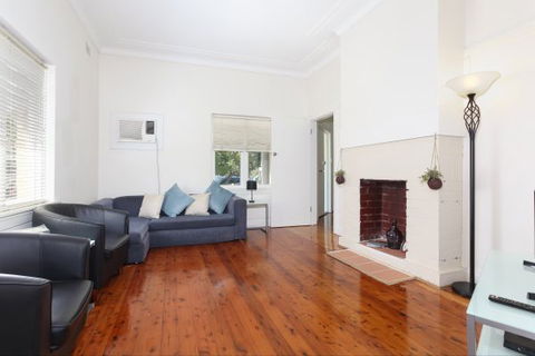 Le Bois Cottage - St Kilda Accommodation 1