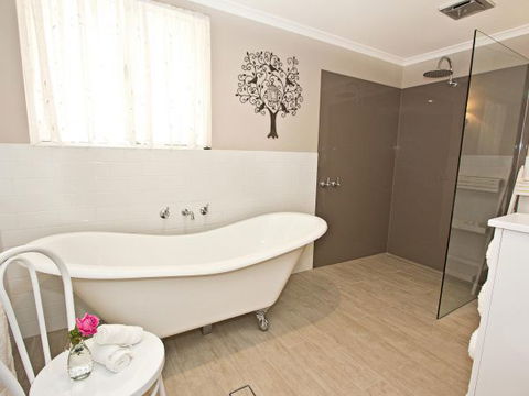 Queen's Cottage Barossa Valley - St Kilda Accommodation 2