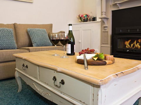 Queen's Cottage Barossa Valley - St Kilda Accommodation 3