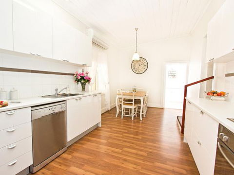 Queen's Cottage Barossa Valley - St Kilda Accommodation 4
