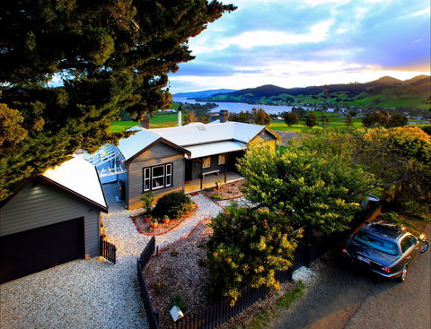 Frenchman's River - The Helmsman's House - St Kilda Accommodation 1
