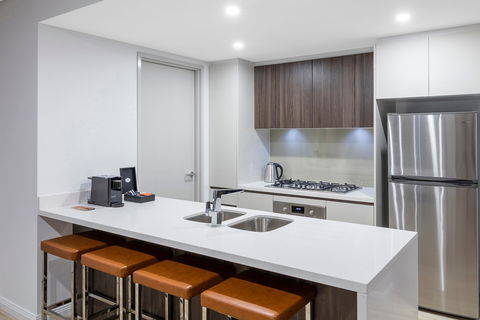 Meriton Suites Southport - St Kilda Accommodation 3