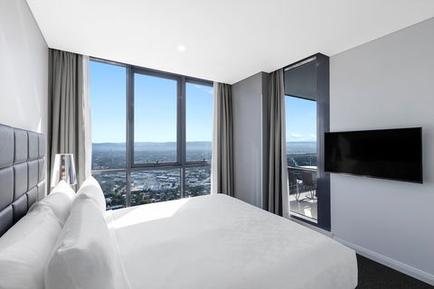 Meriton Suites Southport - St Kilda Accommodation 4