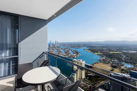 Meriton Suites Southport - St Kilda Accommodation 5