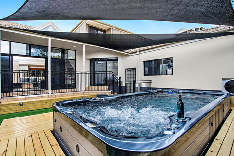 Serenity At Sapphire - St Kilda Accommodation 0