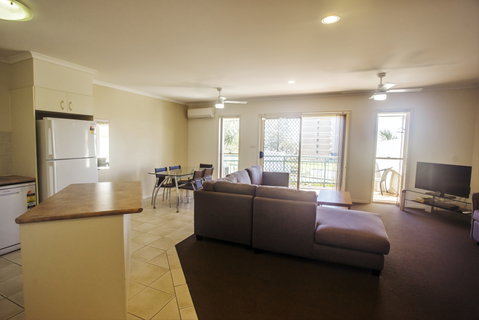 Town Beach Beachcomber Resort - St Kilda Accommodation 2