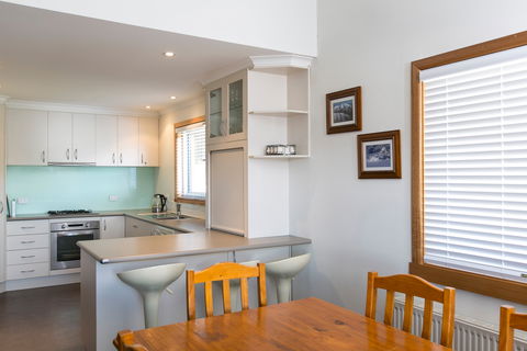 Cooroona Alpine Lodge - St Kilda Accommodation 8