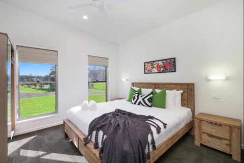 Ironbark Hill Villas - St Kilda Accommodation 6
