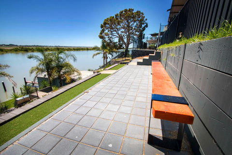 River Life - St Kilda Accommodation 0