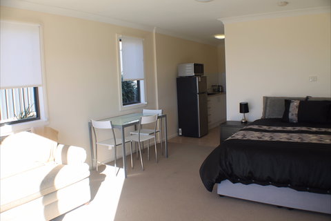 Poley Cow Studio - St Kilda Accommodation 0