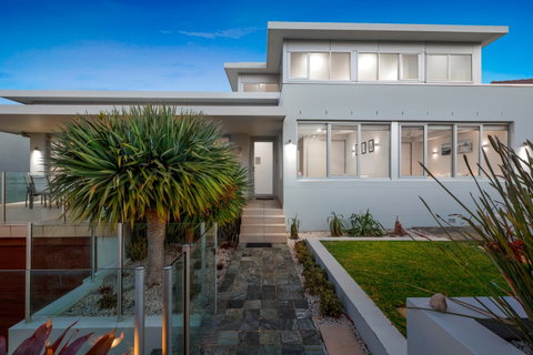 Elanora - St Kilda Accommodation 0