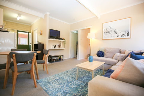 Hylander Holiday Unit - St Kilda Accommodation 1