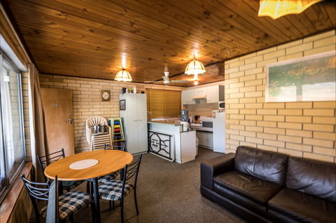 80 Page Drive Blanchetown -River Shack Rentals - St Kilda Accommodation 2