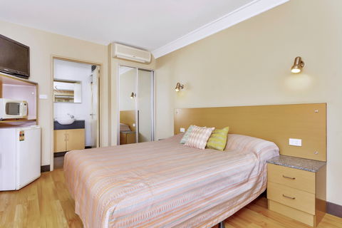 Econo Lodge Karratha - St Kilda Accommodation 1