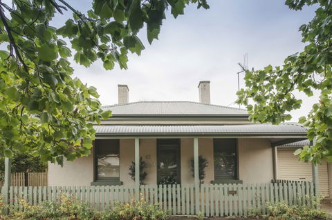 Magnolia Cottage - St Kilda Accommodation 0