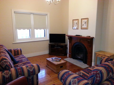Phoenix Cottage - St Kilda Accommodation 1