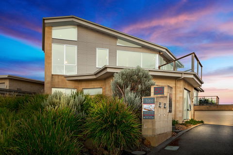 Tides Apartments Port Fairy - St Kilda Accommodation 1