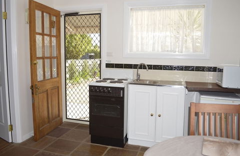 Almond Tree Cottage - St Kilda Accommodation 2