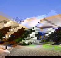 Ramada by Wyndham Diplomat Canberra - St Kilda Accommodation