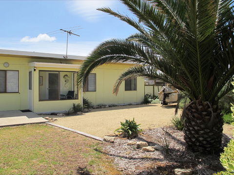 Seahorse Beach Shack - St Kilda Accommodation 0