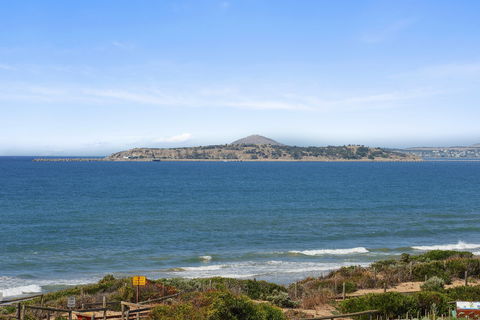 Chiton On The Rocks - Breathtaking Panoramic Coastal Views - St Kilda Accommodation 1