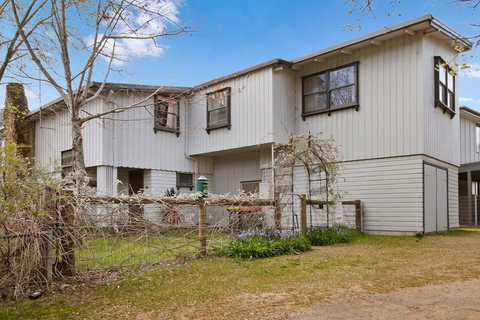 Le Chateau - St Kilda Accommodation 0