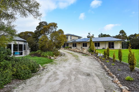 McKinnon's Holiday Home - St Kilda Accommodation 0