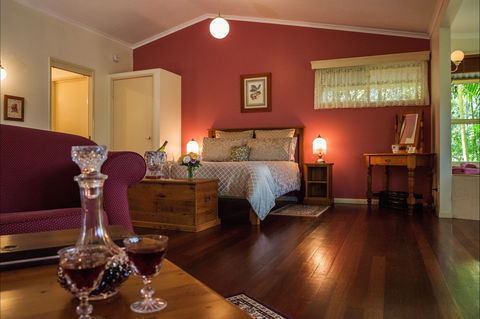 The Falls Montville - St Kilda Accommodation 1