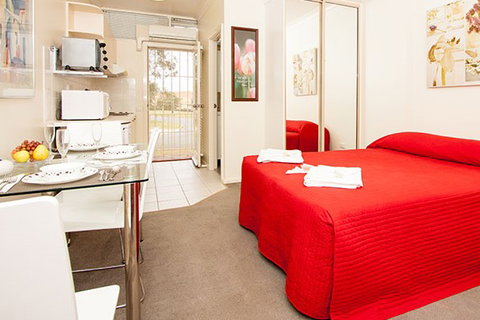 Canberra Short Term & Holiday Accommodation - St Kilda Accommodation 0