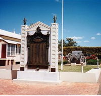 Gayndah War Memorial - St Kilda Accommodation