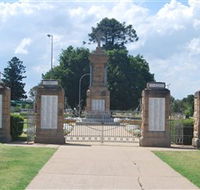 Warwick War Memorial and Gates - St Kilda Accommodation