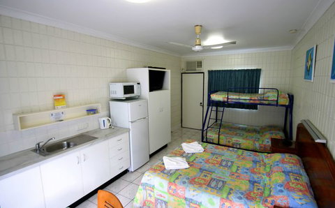 Tropical Palms Inn - St Kilda Accommodation 2