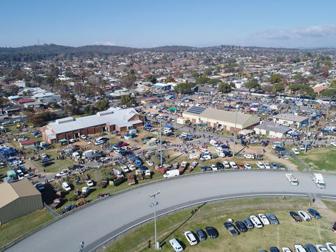 Wagga Swap Meet Run By  Classic And Historic Automobile Club Of Australia - Wagga Wagga Region - St Kilda Accommodation 0