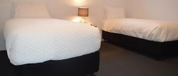 Penguin Seaside Motel - St Kilda Accommodation 3