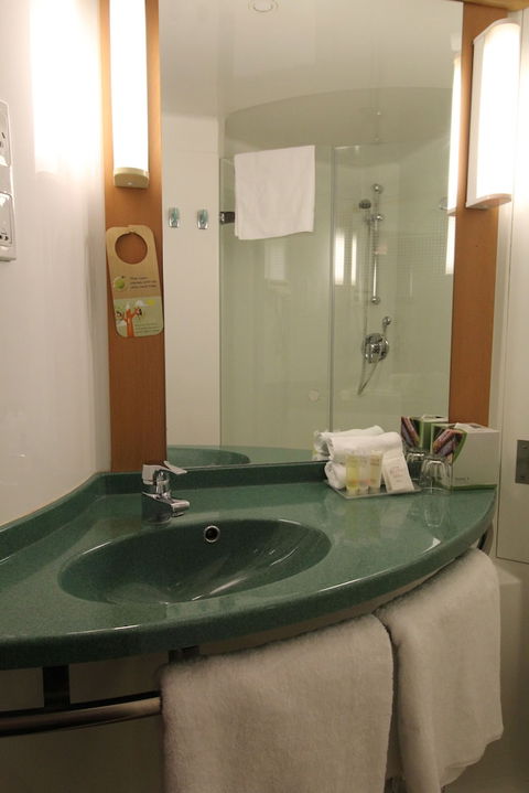Ibis Newcastle - St Kilda Accommodation 6