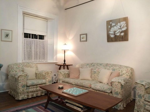 Surgeons Cottage - St Kilda Accommodation 4