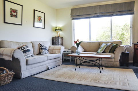 FALMOUTH Seadrift Cottage - St Kilda Accommodation 0