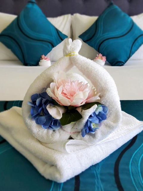 Cairns Luxury Seafront Apartment - St Kilda Accommodation 2