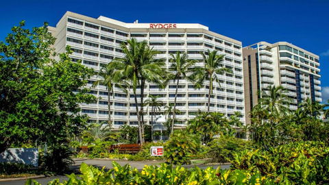 Cairns Luxury Seafront Apartment - St Kilda Accommodation 1