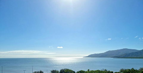 Cairns Luxury Seafront Apartment - St Kilda Accommodation 5