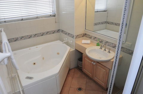 Anglesea Beachfront Court Holiday Units - St Kilda Accommodation 2