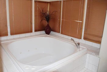 Square Bear - St Kilda Accommodation 4