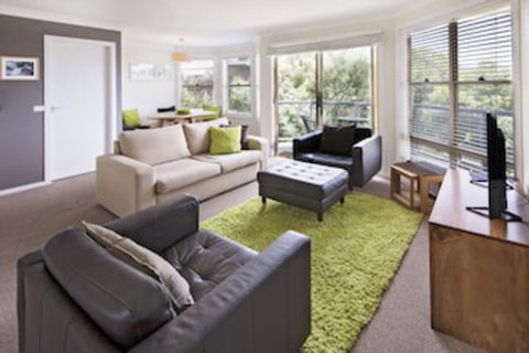 Caribou 3 - Modern & Spacious With Views Over Lake Jindabyne - St Kilda Accommodation 0