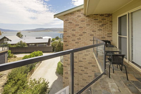 Caribou 3 - Modern & Spacious With Views Over Lake Jindabyne - St Kilda Accommodation 1