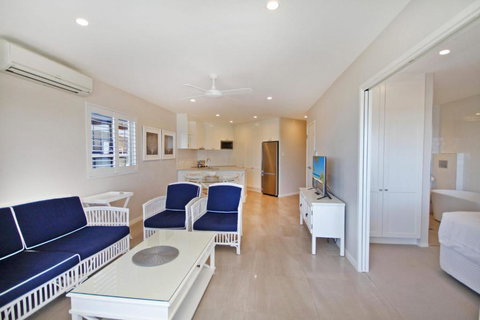 Coolum Baywatch Luxury Style Penthouse Linen Included WIFI 500 Bond - St Kilda Accommodation 2